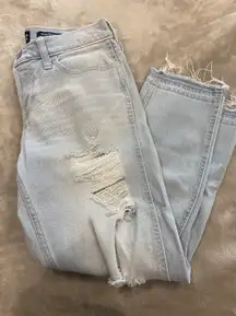 LOW-RISE RIPPED LIGHT WASH BOYFRIEND JEANS Size 3/26