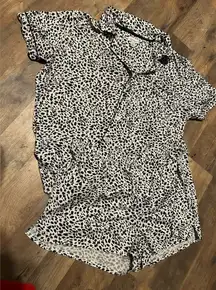 Michelle Miller two piece shirt and shorts lounge set. Size large with