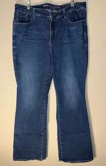 Chicos define me Demi boot Jean dark wash size 3 (US16)