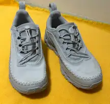 Women  On cloud Athletic Shoes Size 6