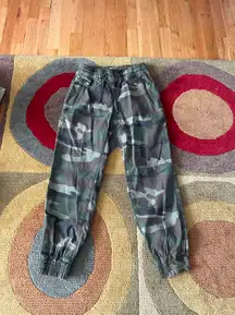 TNA Camo Print High Waisted Cropped Jogger Pants Zipper Pockets Size XS