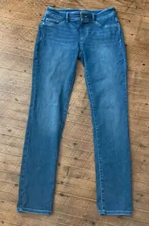 Chico’s distressed pull in medium wash 00/2 travelcore jeggings