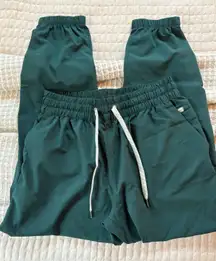 Vuori Weekend Forest Green Joggers