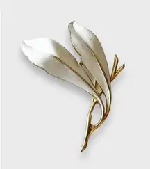 Vintage Crown Trifari White Enamel & Goldtone Leaf Brooch Signed Nice Calla Lily