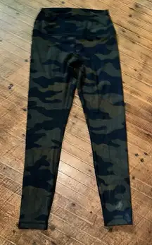 Victoria’s Secret Pink camo Ultimate Athleisure M leggings
