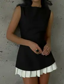 Black & White Sleeveless Pleated Skirt Dress