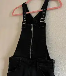 EUC Levi’s Skinny Denim Overalls in Black Size 27