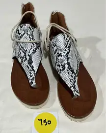 Woman’s Shein Thong Back Zipper Black & White Snake Print Sandals Size 9-9.5