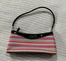 Kate Spade New York – Shoulder Bag
Stylish handbag with a vibrant striped print.
