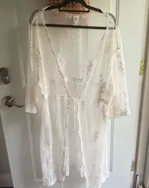 Elegant White Lace Robe/Kimono