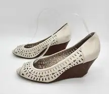 Kenneth Cole Reaction Chill 2 the Bone Cream White Woman's Shoe Size 7.5 Peep