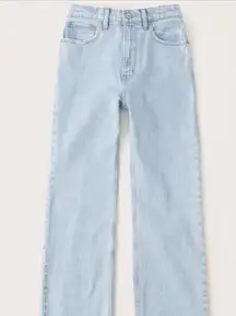 High Rise 90s Relaxed Jeans in Light Wash