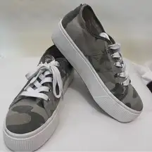 Steve Madden EMMI 1.5” Platform Sneakers Women shoes Camouflage Size 7.5 Camo