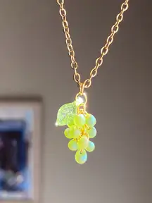 Handmade aurora light green tiny drop Czech glass grape muscat necklace💚