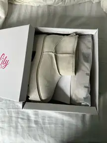 Boutique Pink Lily cream ankle boots size 9