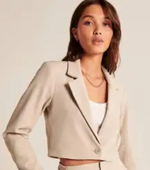 Abercrombie & Fitch NWT  Crop Cream Blazer M