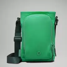 Lululemon Water Bottle Crossbody Bag with Front Pocket 2L - Green Punch