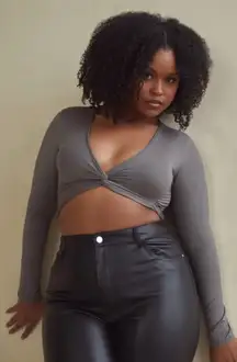 Klassy Network TWIST KNOT LONG SLEEVE
BRAMI (CROP) Size XL NWT