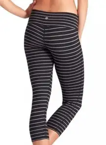 Athleta  Chaturanga Black Grey Striped Capri Legging sz XS