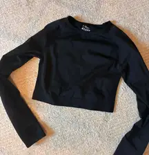 Athletic long sleeve gym shirt cropped fitted