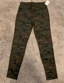 Sanctuary NWT Camo leggings.  Size: M.  Back pockets.