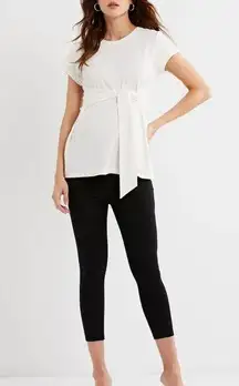 A PEA IN THE POD white textured basic  maternity short sleeves tee. Scoop neck