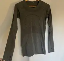Lululemon Athletica gray long sleeved shirt knit design running compression
