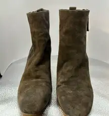 Essex Lane fashion boots size 9, medium. Gray suede. the outside excellent​​