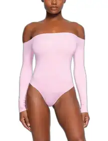 Skims essential bodysuit off the shoulder in color cherry blossom size S/M