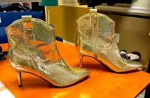 Guess Women’s Metallic Embossed Snakeskin Pointed Toe Heeled Ankle Boots Size 9M