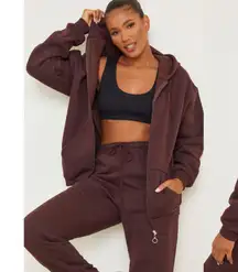 Pretty Little Thing CHOCOLATE BROWN OVERSIZED POCKET FRONT ZIP THROUGH HOODIE 4  PRODUCT DETAILS Get ready for those colder months with this hoodie doll. Featuring a chocolate brown material, an oversized fit, and a zip-up front. Team this with the matching bottoms and fresh kicks for a chilled vibe we love.  Length approx 76cm/30" (Based on a sample size UK 8) Model wears size UK 8/ EU 36/ AUS 8/ US 4 Model Height - 5ft 10" Category: Athleisure  Product type: Hoodie  Color: Brown  Material: Fleeceback Sweat  Design: Plain  Neckline: Hooded  Occasion: Day  Product code: CMS6246