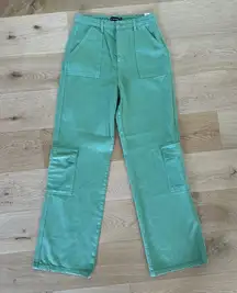 PrettyLittleThing - Cargo Pocket Baggy Wide Leg Jeans in Green