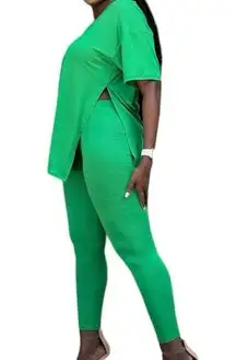 Legging set. Split side top. Green. Medium