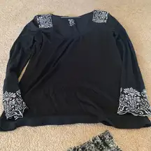 New Lucy and laurel embroidered tee M