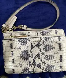 👜 COACH Madison Python Embossed Double Zip Wristlet – Light Blush(B40)