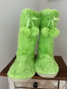 NWOT SO Sz: W 9/10 Fuzzy Bright Grinch Green Sequin Star Slipper Boots. Faux fur