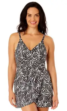 Lands’ End Black and White Leaf Print Women's Swim Dress Scoop V-Neck Adjustable