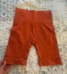 Set Active orange biker shorts