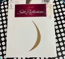 New Hanes Silk Reflections Pantyhose Silky Sheer Town Taupe, Size AB