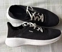 OluKai Island Hopperwomen’s Black and White Sneakers