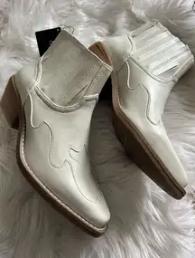 Forever 21 white booties cowgirl, cowboy size 6