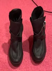 Black boots with wage