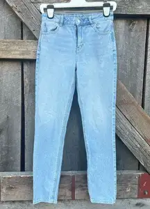 American Eagle  Mom Jean size 2 regular light‎ wash