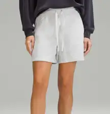 Lululemon Scuba High-Rise Short 5" Heathered Core Ultra Light Grey Size 6