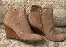 Susina Sz7 blush‎ suede side zip wedge booties