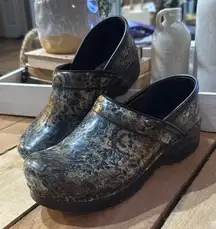 Dansko Professional Patent Leather Clogs 9/39 B86