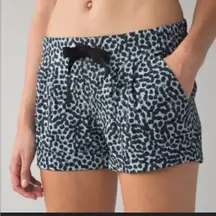 Lululemon Spring Break Away Shorts Miss‎ Mosaic Black pattern size 8