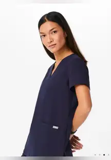 Like new figs Casma Three-Pocket Scrub Top™  Women's Navy Top