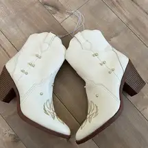 NEW MIA Cheyenne Embroidered Pearl Accent Zip Ankle Boots Western Cowboy Sz 11