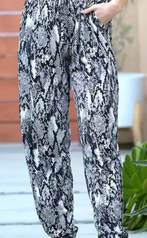 Ninexis Rattlesnake Grey Jogger size large